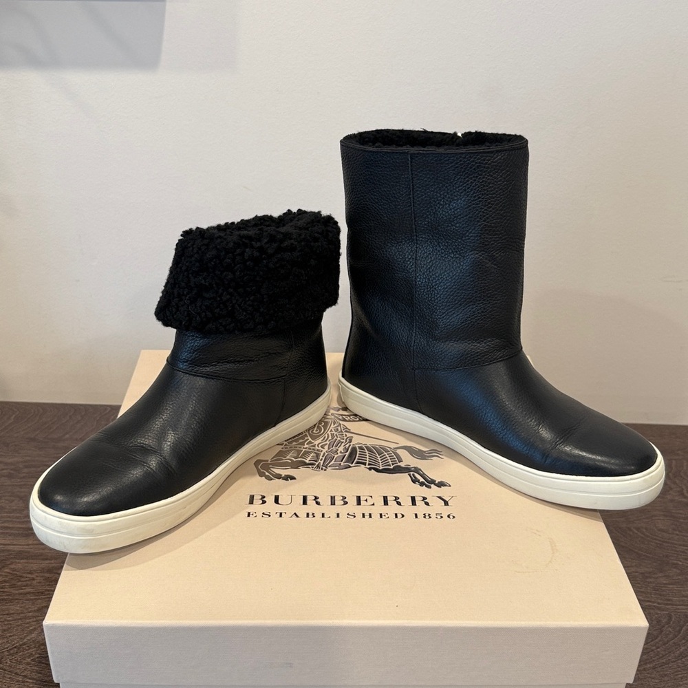 Burberry Black Winter Boots with Gold Details. Size 39, authentic